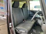 運転席まわりには十分なスペースがあり、大柄な方でもゆったり運転していただける環境です。