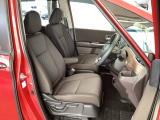 フロント広々、セパレートシートの運転席は、ハイトアジャスターが付いているので、快適にドライブができます。ハンドルはテレスコピック機能で、ハンドル位置を上・下・手前・奥に調節できます。