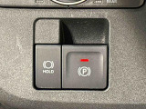 指先だけで簡単に操作が可能な電動パーキングブレーキを採用。「HOLD」スイッチを押すと、渋滞や信号待ちなどでブレーキペダルから足を離しても、ブレーキを保持するので安心です