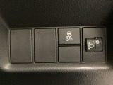 ハンドルの右側にはヘットライトリベライザーとVSA(ABS+TCS+横滑り抑制)の解除スイッチがついています。ヘッドライトリベライザーは道路状況や積荷の加重に応じてライトの高さを調節できます。