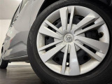 【純正ホイールキャップ】装備しております。クルマのオシャレは足もとから!外観にマッチしたデザインでビジュアルバッチリです。