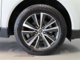純正のアルミホイール装着車です。タイヤサイズは225/60R18です。