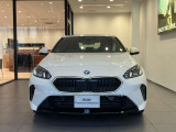 【BMWの伝統-1】BMWの特徴的な&ldquo;キドニーグリル&rdquo;は、80年以上続く伝統の形でございます。変わらないこだわりのデザインが、プレミアムブランド&ldquo;BMW&rdquo;を創り出します。