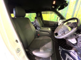 運転席シート廻りは使用感も少なく、良好な状態となっています。丁寧に使われていたことがよくわかりますね。