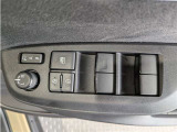 パワーウィンドウのスイッチですよ。 運転席に居ながら窓を開け閉めのコントロールできますよ。 ロック機能で、子供がイタズラして窓を開けるという事も無くなりますよ。