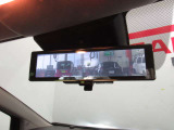 ■インテリジェントルームミラー■後部座席に人が乗り後ろが見えないときに楽々操作で後ろもハッキリと見えるようにカメラ機能が搭載。これで大人数でのロングドライブも快適です。