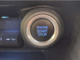 エンジンスタートボタンです。キーが車内にあれば、エンジンの始動・停止はブレーキを踏んでスイッチを押すだけ!キーを取り出す手間を省き、ワンプッシュでエンジンを操作するので簡単でスムーズです。