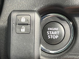 【キーレススタートシステム】カバンやポケットに入れたままでもドアの施錠・解錠が可能なスマートキーを装備。エンジンのオン・オフ時もカギを取り出す必要が無いからとっても便利です♪