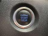 エンジンスタートボタンです。キーが車内にあれば、エンジンの始動・停止はブレーキを踏んでスイッチを押すだけ!キーを取り出す手間を省き、ワンプッシュでエンジンを操作するので簡単でスムーズです。