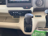 シンプルなシフトレバーでどなたでもストレスなく操作していただけます。また、電子制御パーキングブレーキで多彩な機能を実現しております。