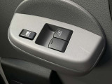便利な運転席・助手席パワーウインドーを装備しております。