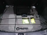 ラゲージ床下へパンク修理キットが収納されています。