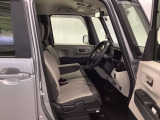 【ベンチシート】運転席と助手席の移動もスムーズ!狭い駐車場での乗り降りや、お子様の乗り降りにも便利です。座席の間にコンソールボックスやドリンクホルダーがないため、車内空間が広く感じます。