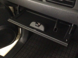 【グローブボックス】収納スペースがあるので車内が散らからずに助かります。ちょっとした物を入れるのにいいですね♪