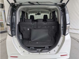とても広々、大きな開口部の荷室スペースですね。 開口部広々だから、大きな荷物も楽々収納出来ちゃいますね。 荷物スペースは広いほうがいいですよね。