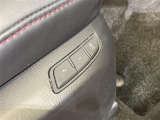 【ポジションメモリー(パワーシート)】それぞれのスイッチを押すと、あらかじめ設定したドライビングポジションに自動で調整してくれます。シートポジションがしっかり決まると、毎日の運転が楽になりますね!