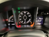 スピードメーターとタコメーターを大きく配した見やすいメーター部になっています。右側のインフォメーション画面でオドメーターや燃費などの情報を確認できます。