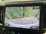 【バックカメラ】駐車時に後方がリアルタイム映像で確認できます。大型商業施設や立体駐車場での駐車時や、夜間のバック時に大活躍!運転スキルに関わらず、今や必須となった装備のひとつです!