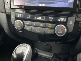 オートエアコンなので車内を快適温度にキープ!左右独立で温度が調整出来ます