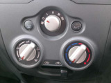 マニュアルエアコン付き車です。ダイヤルを回すだけのシンプルな操作で風量や温度を自分の感覚で素早く調整できます。エアコンをあまり使わない方や、機械操作が苦手な方にもおすすめです。