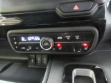 オートエアコンタイプなので細かい操作なしで快適温度に調整してくれます。シートヒーター付きで、冷えた車内でもスイッチを押せば数秒で座面と背もたれがあたたかくなります。