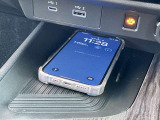 QI規格対応スマートフォンのワイヤレス充電器をセンターコンソールに装備。手軽に充電できますね。