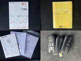 取扱説明書やメンテナンスノートです。スマートキーも2つ揃っております。