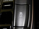 トラクションコントロールとは、すべりやすい路面での発進時や加速時にタイヤの空転を抑え、駆動力確保に貢献する機能です。詳細は販売店スタッフまでおたずねください。