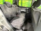 後部座席も気になるようなキズ・汚れやへたり等、大きなダメージはなく、良好な状態です。