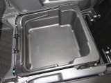 助手席下には、収納BOXが装備されておりシューズなどをしまって置くことが出来ます。また取り外せますので汚れ物を洗い場まで持って行けて便利ですね!