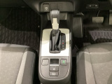 CVT車のセレクトレバーです。低速から高速まで、変速ショックのないスムーズな走りと、エンジン効率のよい領域を維持して燃費にも貢献します。サイドブレーキはスイッチ操作の電子制御パーキングブレーキです。
