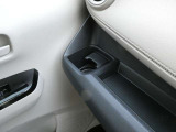 助手席側にはドリンクホルダーが備わっています。