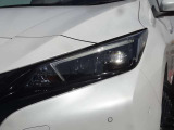 【LEDヘッドライト】悪天候や夜間走行時も良好な視界を確保し安心して運転できる高輝度LEDヘッドライトを装備!点灯速度が早く、消費電力も抑えられています。