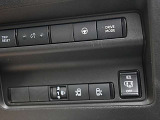運転席右側にはステアリングヒーター、両側オートスライドドア、ハンズフリーオートスライドドア等のスイッチが有ります。