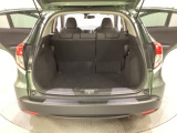 ラゲッジも広く使いやすいトランクは、開口部も広く荷物の積み下ろしもしやすいお車となっております。リアシートの背もたれは6:4の割合で分割して可倒できるので、長いお荷物などを載せることもできます。