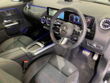 メルセデスのシートは、少し硬めに出来ておりますので、長時間の運転でも疲れにくく、安全にドライビングをお楽しみ頂けます