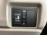 パワースライドドアが付いています。ワンタッチで簡単にお子様でも、お年寄りの方でも、開閉できますからとても便利です。キーレスや車内スイッチでも自動でドアの開閉ができます。