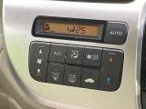 【オートエアコン】一度お好みの温度に設定すれば、車内の温度を検知し風量や温度を自動で調整。暑い&hellip;寒い&hellip;と何度もスイッチ操作をする必要はありません。快適な車内空間には必須の機能ですね♪