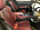 大きなディスプレイや高級感あふれるハンドル周りが快適な運転をサポートします。