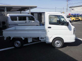 国の指定を受けた自社工場で、整備士が車検と点検整備を行っております。