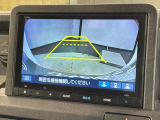 リバースギアに入れるだけで後方の表示へ切り替わります。夜間や雨の日の駐車も楽になりますよ。