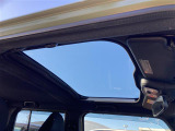 【 ガラスルーフ 】室内に解放感がでて明るくなる為運転する時の気持ちをより一層高めてくれます。夜は全開にして星を眺めるなんてしたらロマンチックですね♪