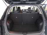 後部座席に座れる状態でも荷室はこれだけ広さがあります!お出かけやお買い物にも重宝します。ついつい買い物しすぎても安心ですね♪