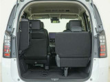 3列目シートは左右独立で収納することができます。5人乗車状態でより多くの荷物を積むことができます。