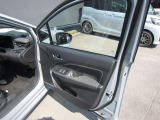 乗り降りで多く使用する運転席席ドアですが、目立った傷や汚れもなく綺麗です!