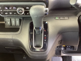 自然に手が届き、操作性の良いインパネシフトに、パーキングブレーキは、フットブレーキタイプなので、運転席と助手席の間はすっきりしています。