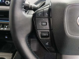 ステアリングには運転中でも簡単に操作できる各種スイッチついてます