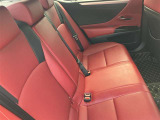洗練された設計のコクピットが車との一体感を生み出し、至福のドライブを実現します。