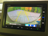 【バックカメラ】駐車時に後方がリアルタイム映像で確認できます。大型商業施設や立体駐車場での駐車時や、夜間のバック時に大活躍!運転スキルに関わらず、今や必須となった装備のひとつです!