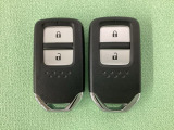 スマートキーを装備しています。鍵を差し込むことなくドアロックの開け閉めと、スタートボタン操作でのエンジンスタートができます。スペアキーも同じものを用意しております。
